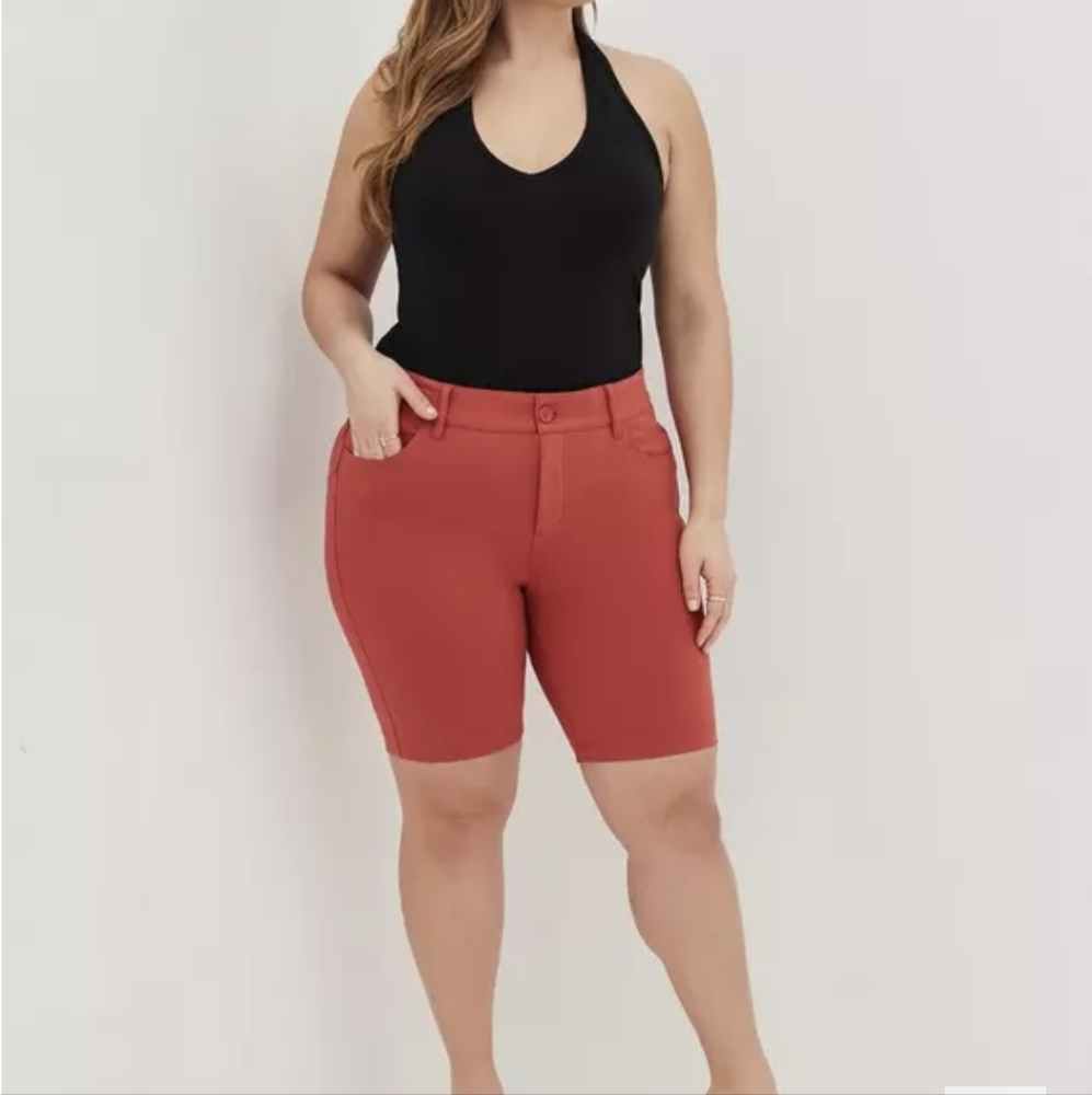 TORRID Bermuda High-Rise Bombshell Short 16 NWT